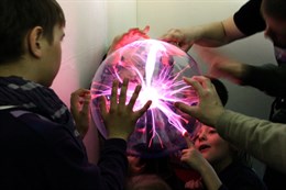 Интерактивный экспонат Плазменный шар 300 мм (напол/настен) Интерактивный экспонат Плазменный шар 300 мм (напол/настен)